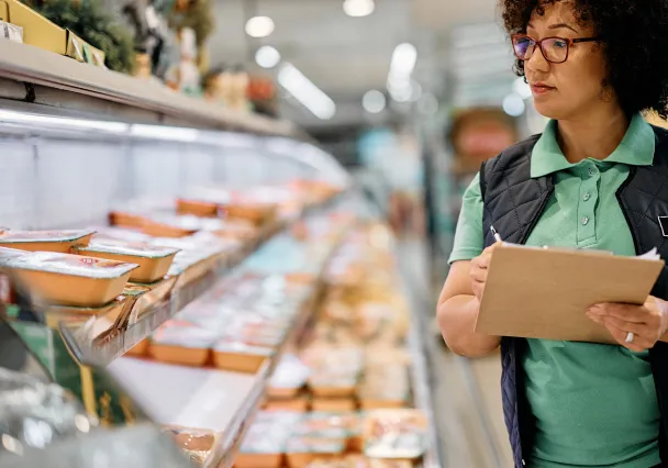 Vrouw die voedingsproducten opnieuw sorteert