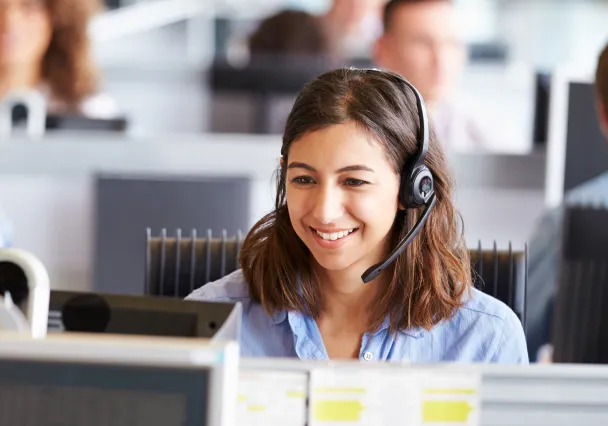 femme avec un casque dans une équipe support devant son ordinateur