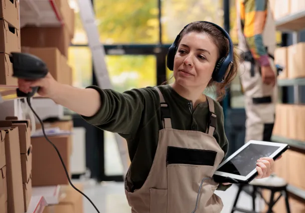 Orderpicker scant pakketten in het magazijn
