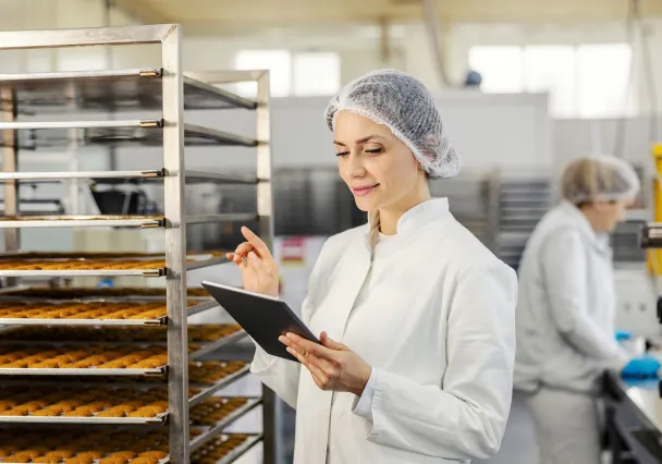 woman working in the food sector who prepares orders for night deliveries