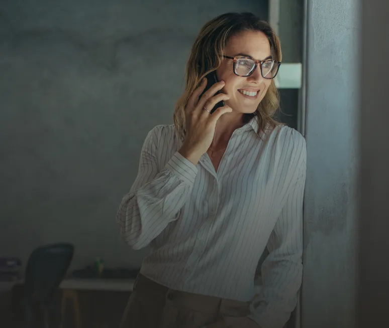 Eventorganisator aan de telefoon in haar kantoor