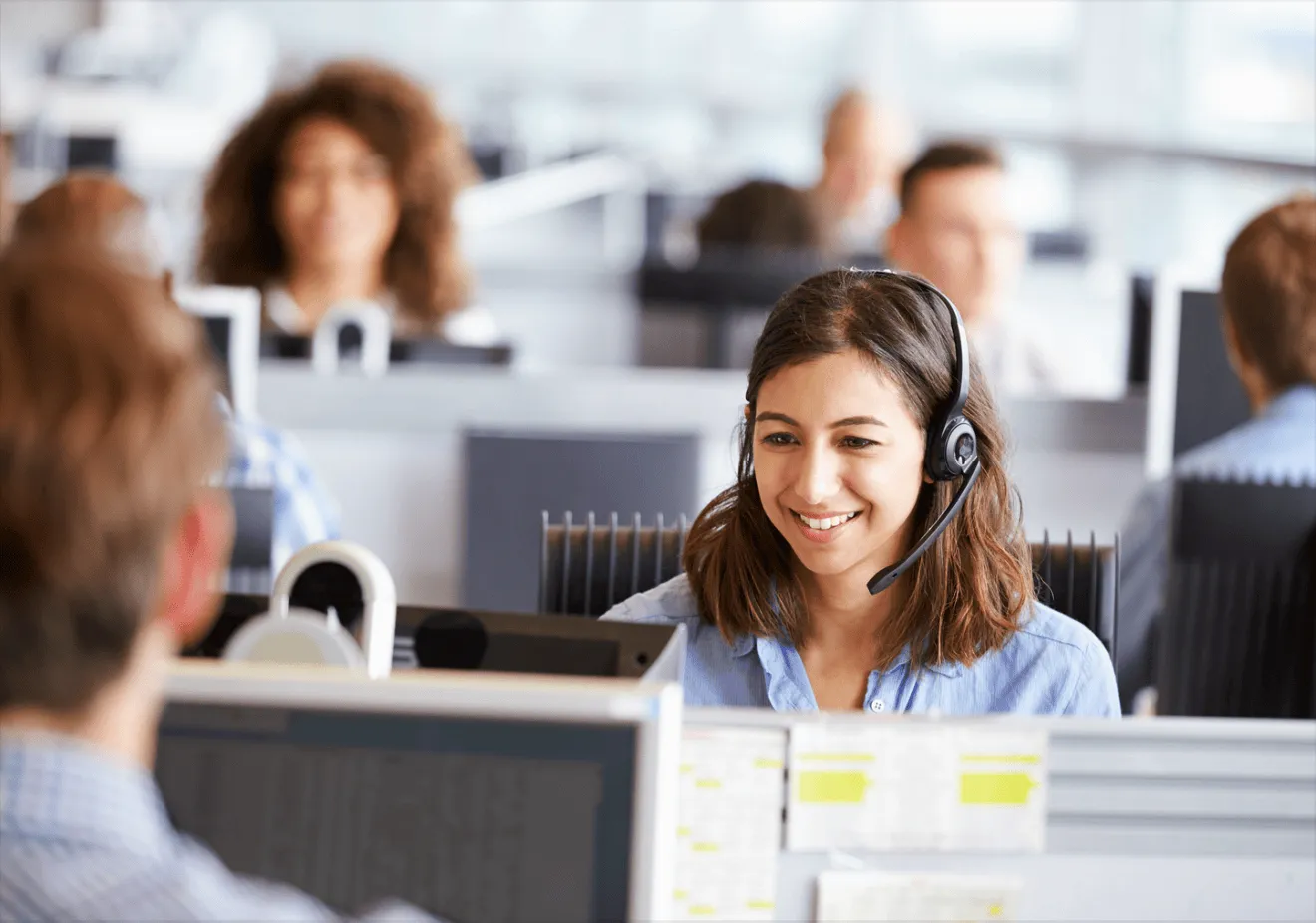 Een medewerkster van de Shippr-support met headset op kantoor