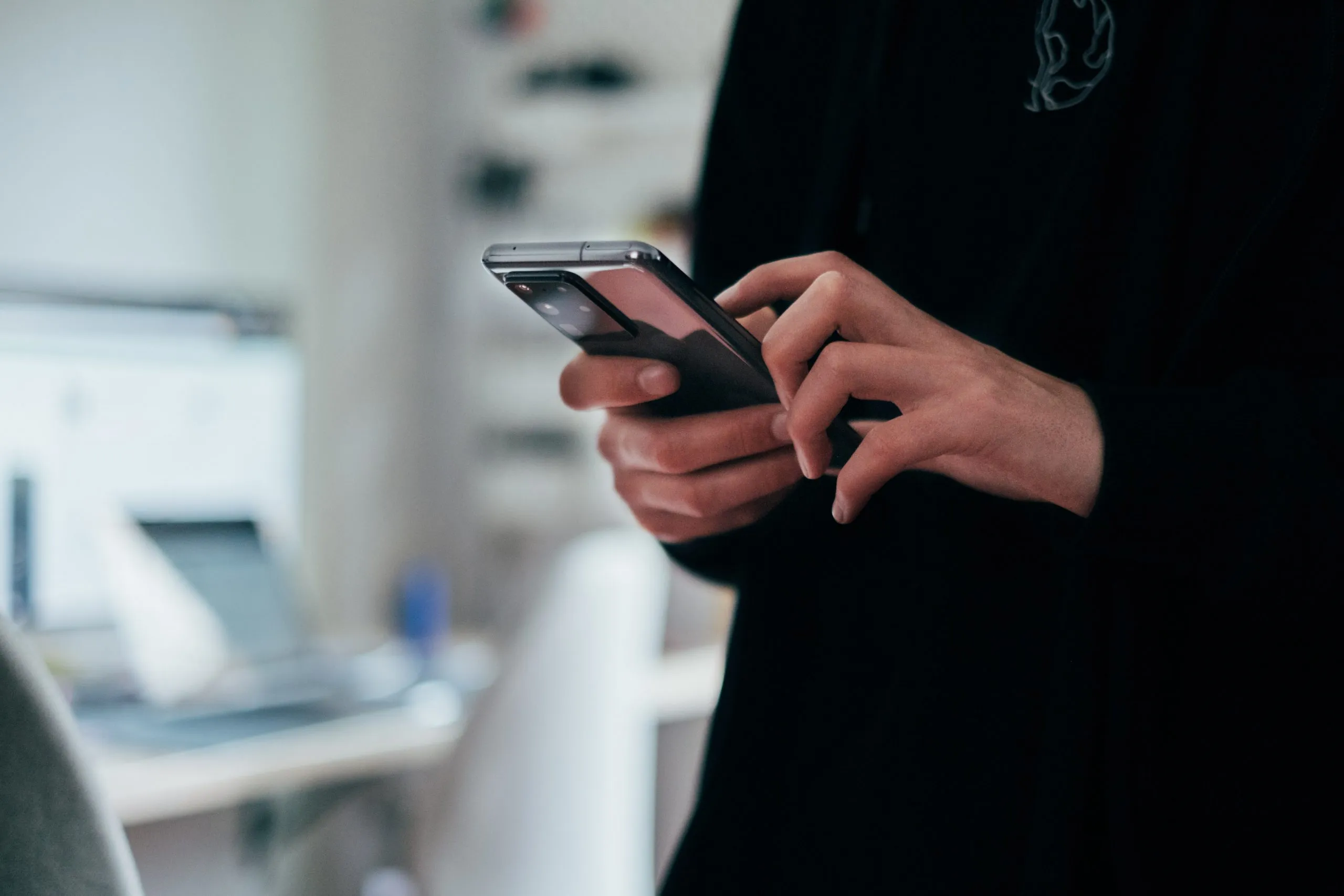 gsm in de hand om een pakket te volgen