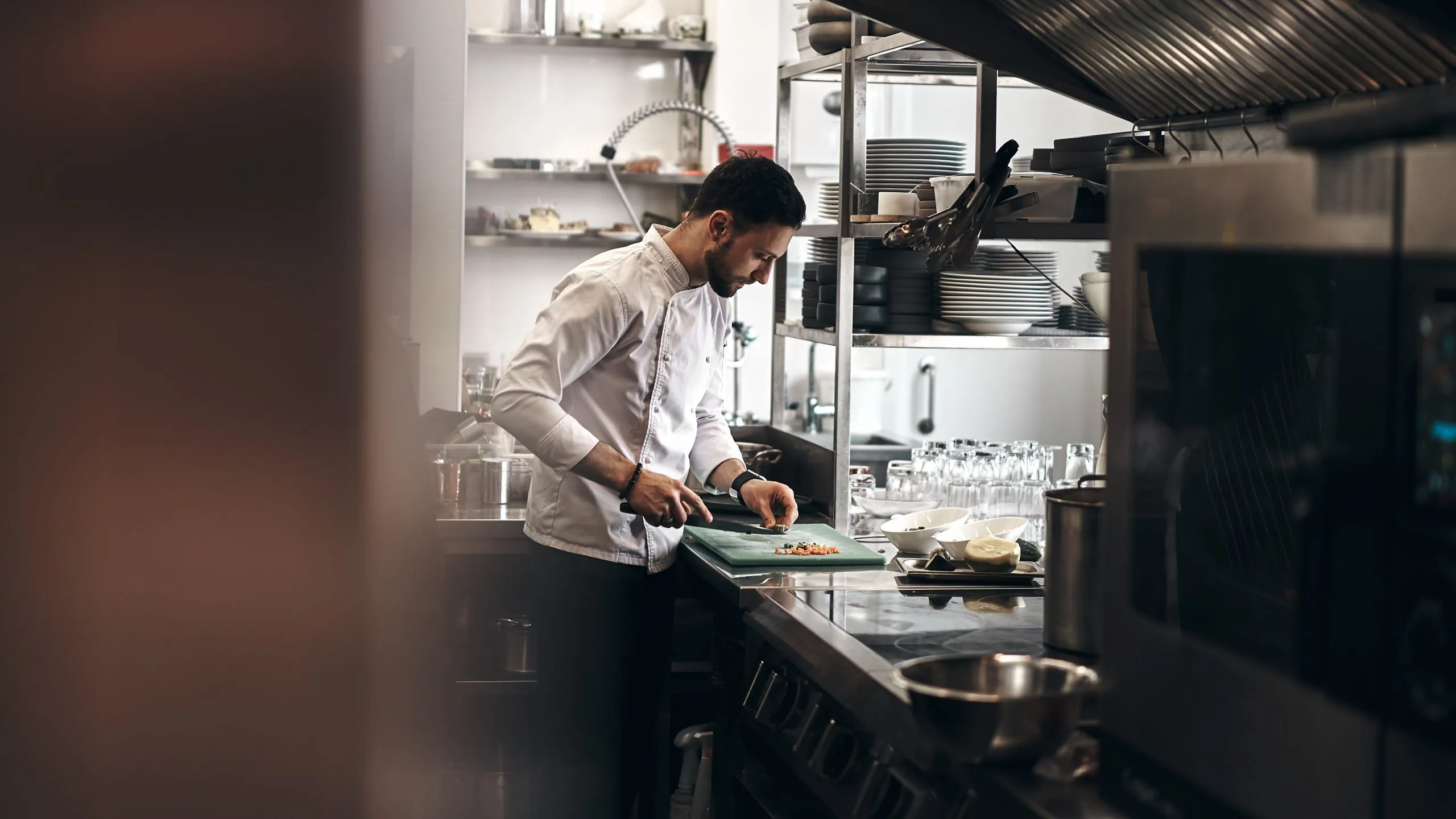 chef-kok die producten snijdt in een keuken