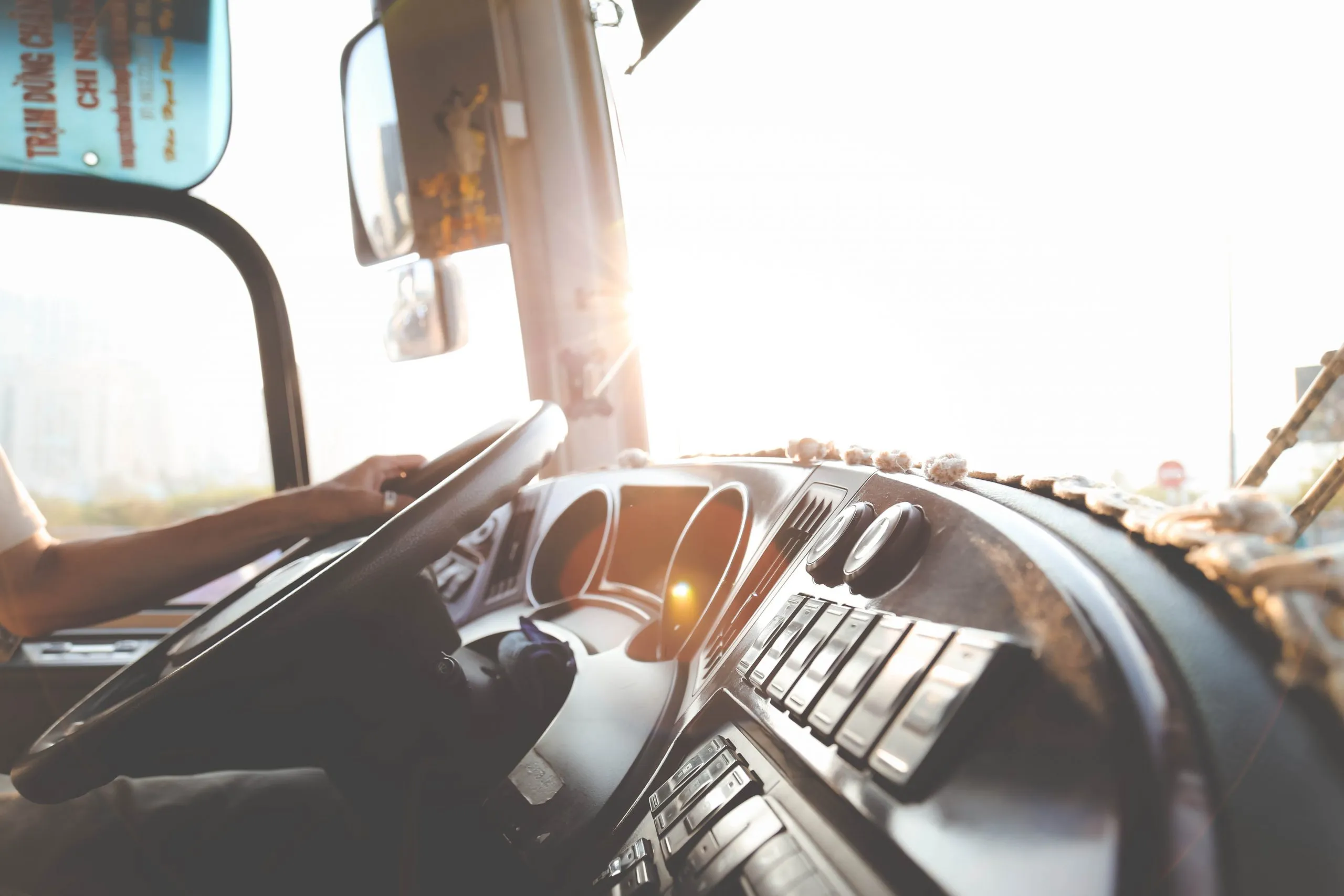 intérieur d’un camion avec le volant