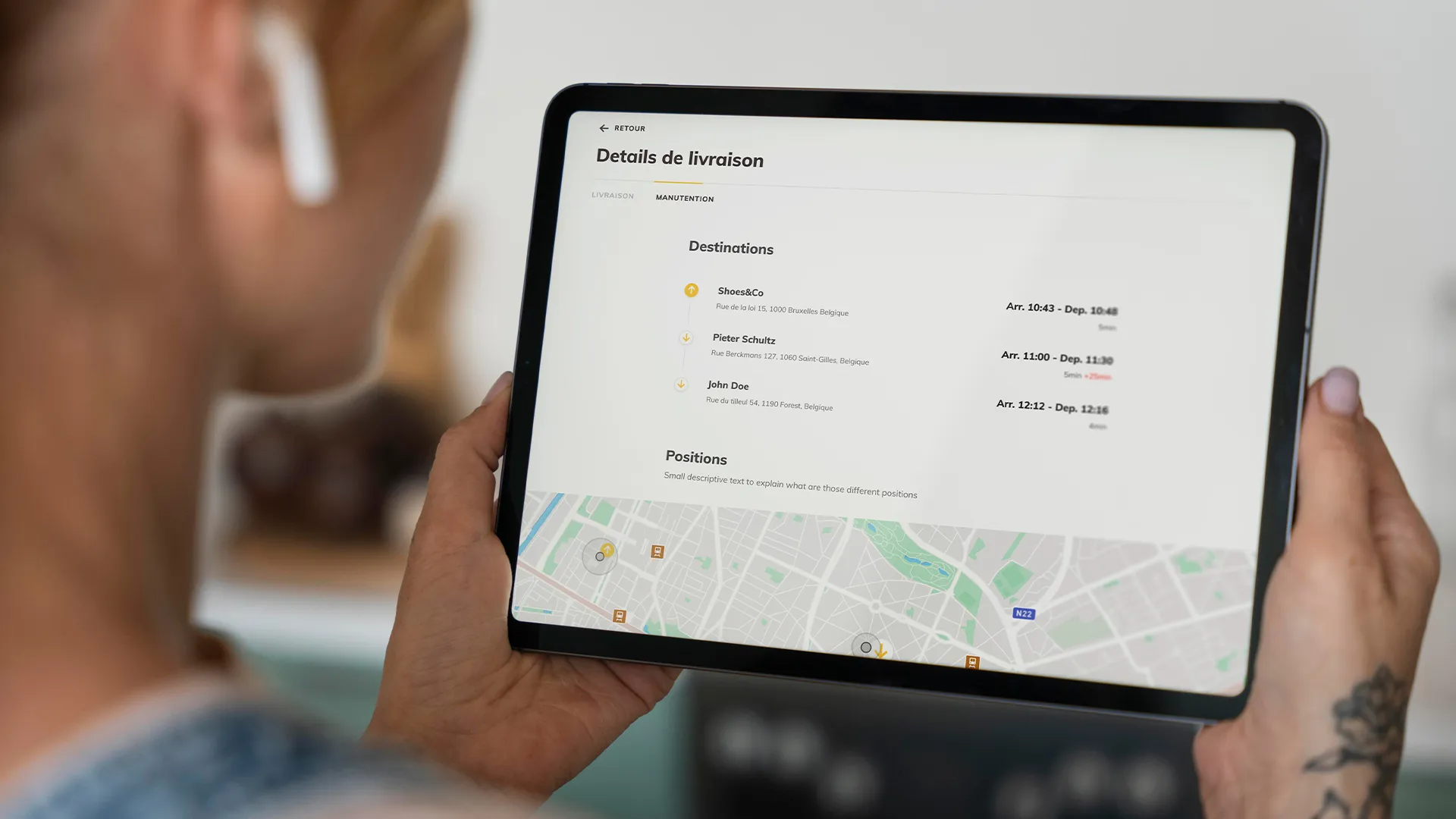 Ipad dans les mains avec tableau de bord shippr intégré dans Deliverect