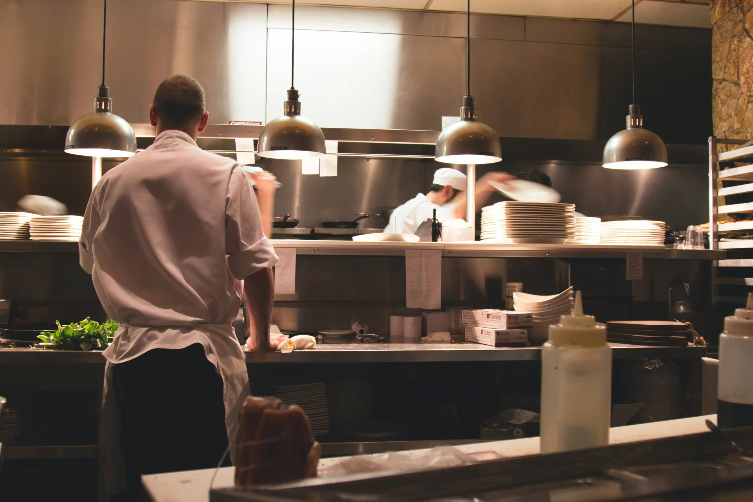 Des commandes à la livraison : tout savoir sur le concept de dark kitchen