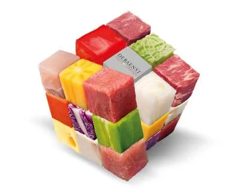 Un cube composé de dés de viande, de poisson, de fromage et de légumes, portant le logo Debaenst