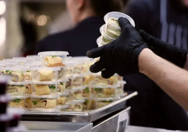 Des plats préparés réfrigérés emballés pour une livraison le jour même